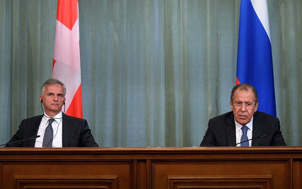 Der Vorsteher des EDA, Didier Burkhalter, unterhält sich am 11. April 2016 in Moskau mit seinem russischen Amtskollegen Sergei Lawrow.