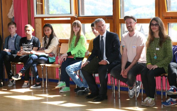 Bundesrat Burkhalter diskutiert mit einer Gruppe von Jugendlichen aus Moldawien anlässlich seines Besuchs im Kinderdorf Pestalozzi in Trogen (AR).
