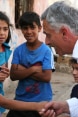 Bundesrat Didier Burkhalter begrüsst Kinder im Quartier in Hay Al-Gharbeh, einem benachteiligten Viertel im Süden der libanesischen Hauptstadt. © EDA