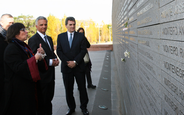 Il consigliere federale durante la visita al Parque de la Memoria a Buenos Aires.