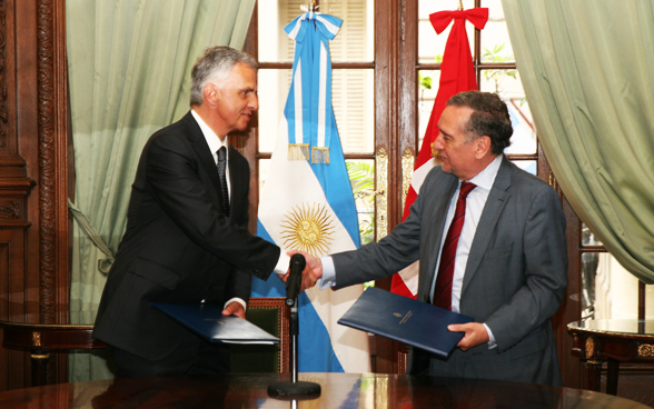 Le conseiller fédéral Didier Burkhalter a signé un accord sur un programme de recherche conjointe avec le ministre argentin de la Science, Lino Barañao. © DFAE