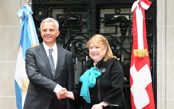 Le conseiller fédéral Didier Burkhalter est accueilli par la ministre argentine des Affaires étrangères, Susana Malcorra pour des entretiens bilatéraux. © DFAE