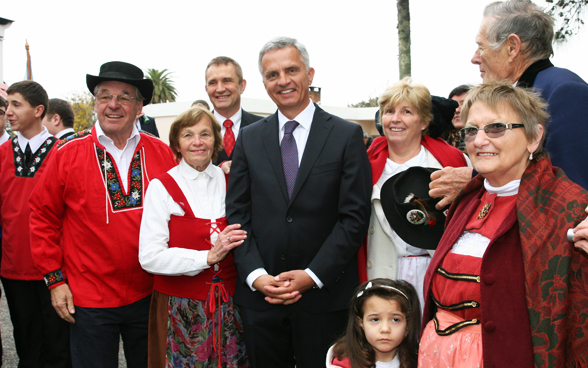 Le conseiller fédéral Didier Burkhalter avec des résidents de Nueva Helvecia dont beaucoup sont des descendants de communautés d'immigrants suisses. 