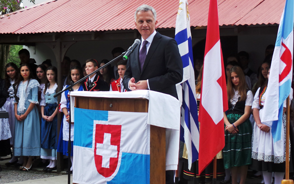 Bundesrat Didier Burkhalter bei seiner Ansprache vor der Bevölkerung von Nueva Helvecia, wo zahlreiche Nachkommen von Schweizer Immigrantinnen und Immigranten leben. © EDA