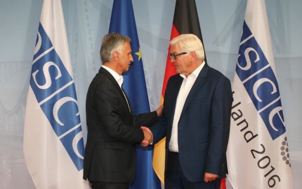 Bundesrat Didier Burkhalter wird beim informellen Ministertreffen der OSZE in Potsdam vom amtierenden OSZE-Vorsitzenden Frank-Walter Steinmeier begrüsst. © EDA