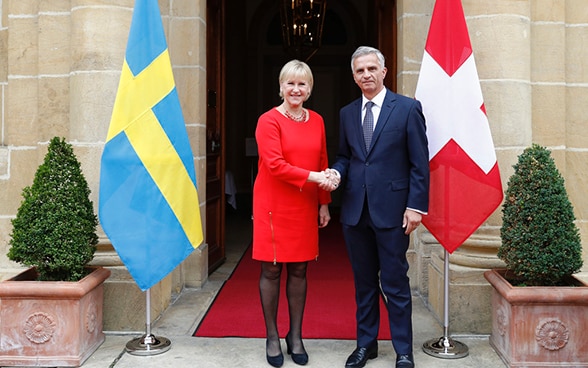 Le conseiller fédéral Didier Burkhalter serre la main de la ministre suédoise des affaires étrangères Margot Wallström.