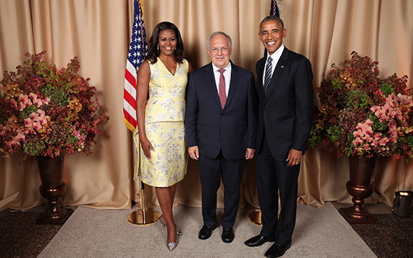 The President of the Swiss Confederation, Johann N. Schneider-Ammann poses with Barack et Michelle Obama.