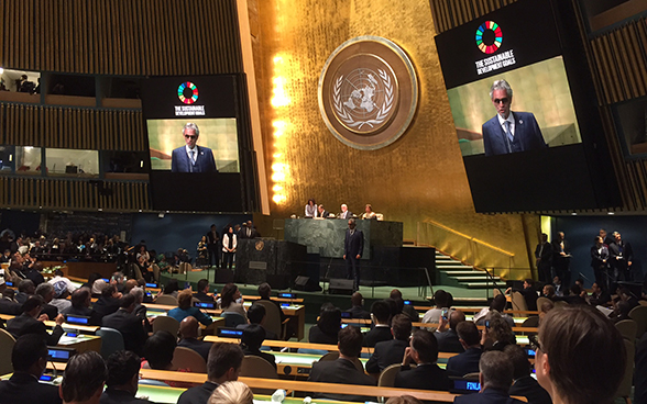 Il tenor italiano Andrea Bocelli canta all'Onu.