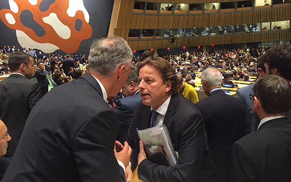 Federal Councillor Didier Burkhalter greets Dutch Minister of Foreign Affairs Bert Koenders.