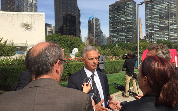 Le conseiller fédéral Didier Burkhalter parle aux journalistes devant le siège de l’ONU à New York. 