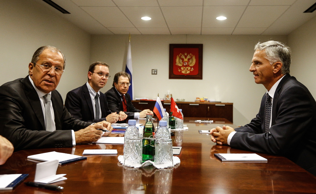 Le ministre russe des affaires étrangères Sergei Lavrov et le conseiller fédéral Didier Burkhalter s’entretiennent lors d’une séance au siège des Nations Unies à New York.
