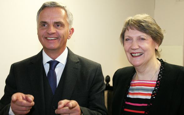 Rencontre animée entre le Conseiller fédéral Didier Burkhalter et Helen Clark, directrice générale du Programme des Nations Unies pour le développement. © DFAE