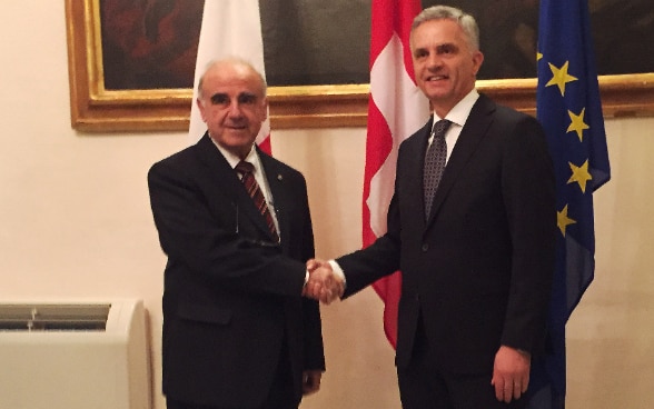 Il consigliere federale Didier Burkhalter con il ministro degli esteri maltese George W. Vella. © DFAE