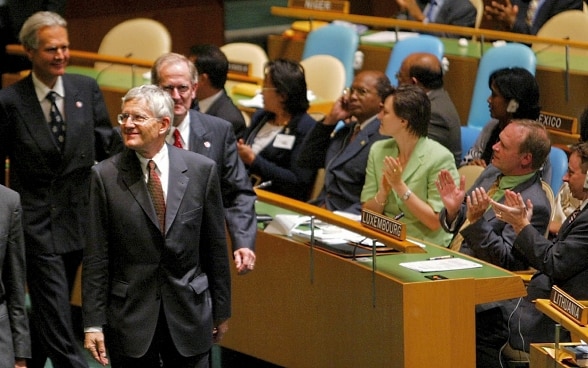 10.09.2002: Le président de la Confédération Kaspar Villiger, l’ambassadeur Jenö Staehelin et le chef du Département fédéral des affaires étrangères Joseph Deiss prennent place dans la grande salle de l’Assemblée générale de l’ONU à New York.