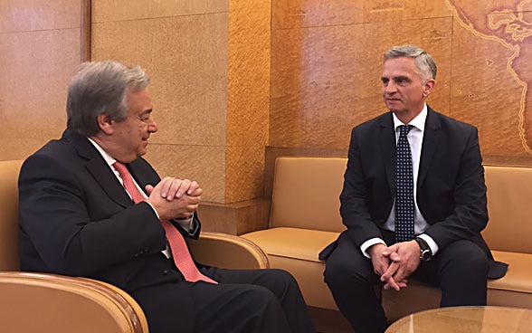 Le conseiller fédéral Didier Burkhalter et le nouveau secrétaire général de l’ONU António Guterres échangent dans le cadre d’un entretien bilatérale à Genève, le 12 janvier.
