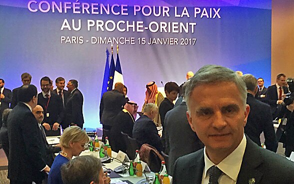 Le conseiller fédéral Didier Burkhalter devant des participants à la Conférence ministérielle de Paris sur la paix au Proche-Orient 