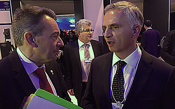 Federal Councillor Didier Burkhalter in conversation with Peter Maurer, President of the International Committee of the Red Cross (ICRC).