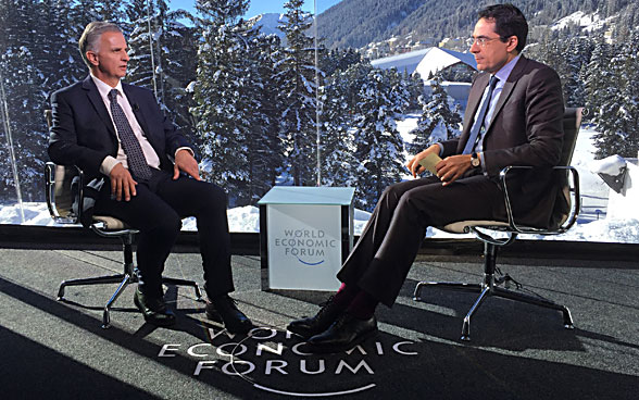 Bundesrat Didier Burkhalter sitzt am WEF dem Journalisten Darius Rochebin gegenüber.