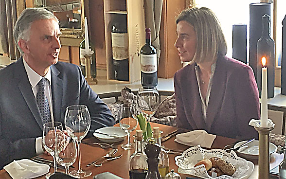 Bundesrat Didier Burkhalter sitzt mit Federica Mogherini, Hohe Vertreterin der EU für Aussen- und Sicherheitspolitik, an einem gedeckten Tisch.