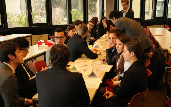 Model ASEM, EPFL Lausanne, étudiants, simulation de négociations