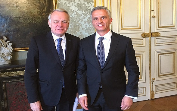 Didier Burhalter et Jean-Marc Ayrault debout 