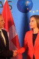 Il consigliere federale Burkhalter saluta, a margine della conferenza sulla Siria, l’Alto rappresentante per gli affari esteri dell’UE Federica Mogherini.