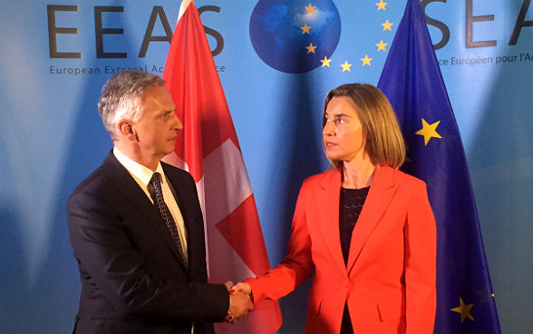 Bundesrat Burkhalter begrüsst am Rande der Syrien-Konferenz die EU-Aussenbeauftragte Federica Mogherini.