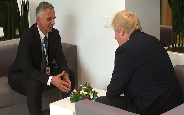 Le conseiller fédéral Didier Burkhalter lors d’un entretien avec le ministre britannique des affaires étrangères Boris Johnson.