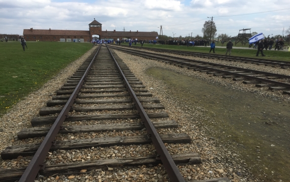Participants à la Marche des vivants, à Auschwitz. 