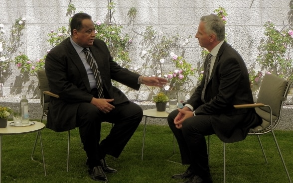 Didier Burkhalter e il ministro sudanese degli affari esteri Ibrahim Ghandour parlano seduti.