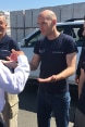 Didier Burkhalter discute con tre membri dell’Aiuto umanitario svizzero in Ucraina.