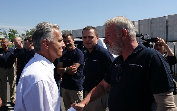 Didier Burkhalter speaks with members of the Humanitarian Help in Ukraine.