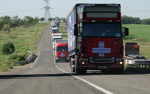 Die Lastwagen des Hilfstransports unterwegs.