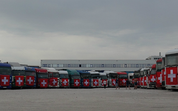 Die 85 Lastwagen des Hilfstransports in Abfahrtsformation.