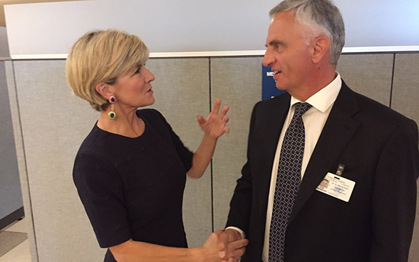 Didier Burkhalter salue Julie Bishop, la ministre australienne des affaires étrangères.