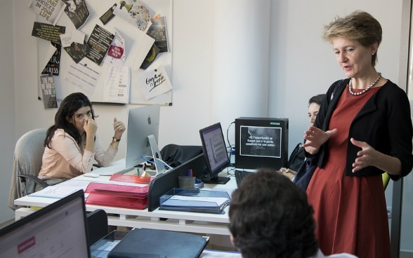 La consigliere federale Simonetta Sommaruga parla con giovani all’azienda di pratica commerciale «TrEE», Tunisi, Tunisia, 3.10.2017.