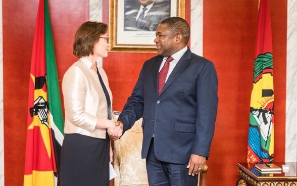 La secrétaire d’État Pascale Baeriswyl est accueillie le 5 octobre 2017 à Maputo par le président du Mozambique Filipe Jacinto Nyusi.