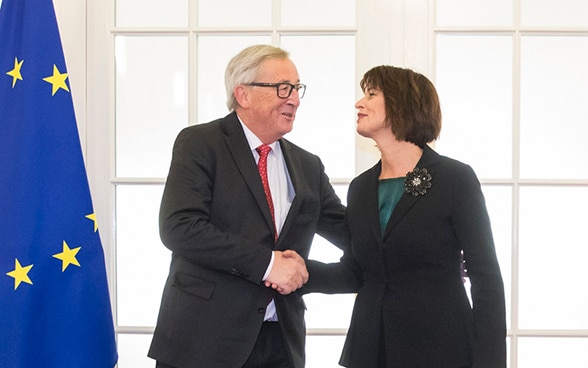 Doris Leuthard e Jean-Claude Juncker si danno la mano.