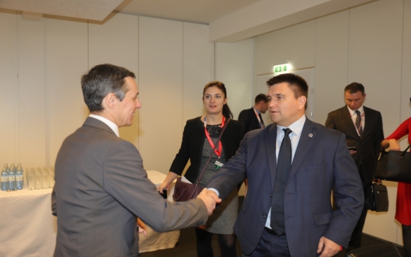 Federal Councilor Ignazio Cassis shakes hand with Pavlo Klimkin, Ukrainian Foreign Minister.