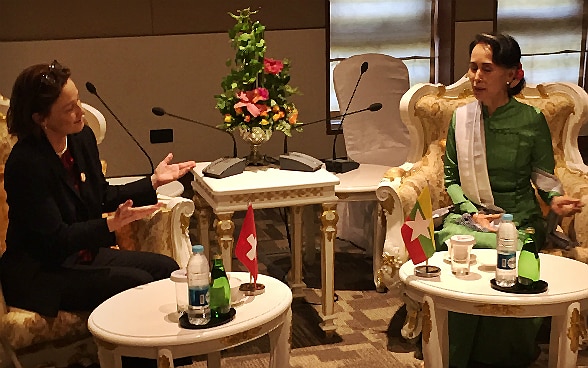EDA-Staatssekretärin Pascale Baeriswyl trifft am Rande des Asia-Europe-Meetings (ASEM) in Naypyidaw mit Myanmars Aussenministerin Aung San Suu Kyi zusammen.