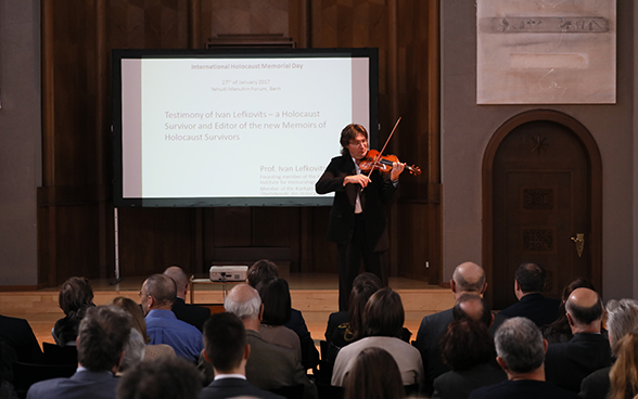 Intermède musical du violoniste Piotr Plawner pendant la cérémonie de commémoration de la Journée internationale dédiée la mémoire des victimes de l'Holocauste.