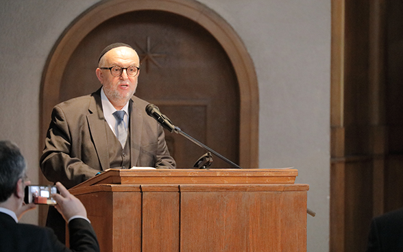 David Polnauer, Rabbiner der Jüdischen Gemeinschaft Bern, rezitiert das Kaddischgebet, ein Gebet für die Toten, zum Abschluss der Gedenkfeier.