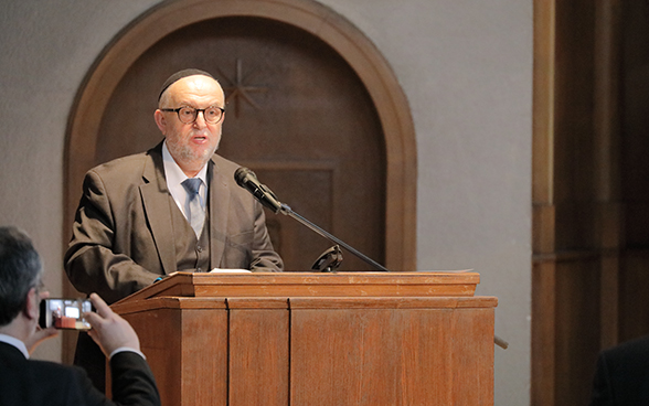 David Polnauer, Rabbiner der Jüdischen Gemeinschaft Bern, rezitiert das Kaddischgebet, ein Gebet für die Toten, zum Abschluss der Gedenkfeier.