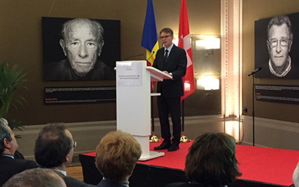 Le nouveau président de l'IHRA et secrétaire général du DFAE, Benno Bättig, prononce un discours à l’Ambassade de Suisse à Berlin.