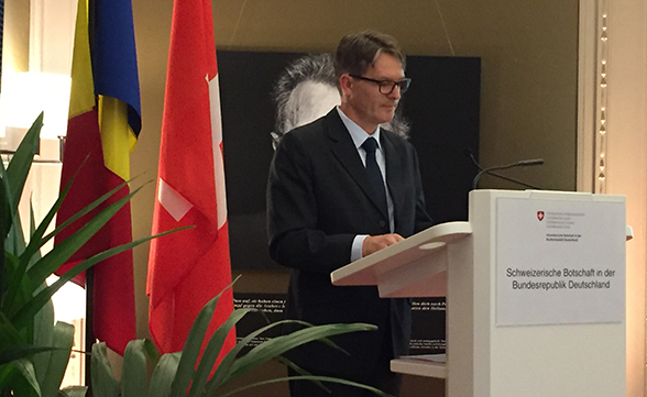 Il nuovo presidente dell’IHRA e segretario generale del DFAE, Benno Bättig, pronuncia un discorso all’Ambasciata di Svizzera a Berlino.