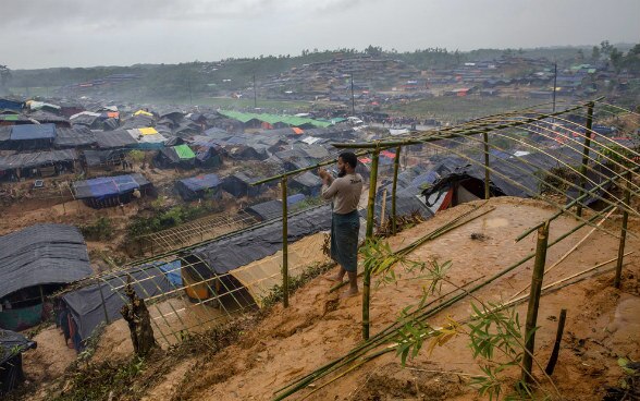 Un Rohingya construit un abri pour sa famille au camp de réfugiés de Taiy Khali, au Bangladesh, le 20 septembre 2017.
