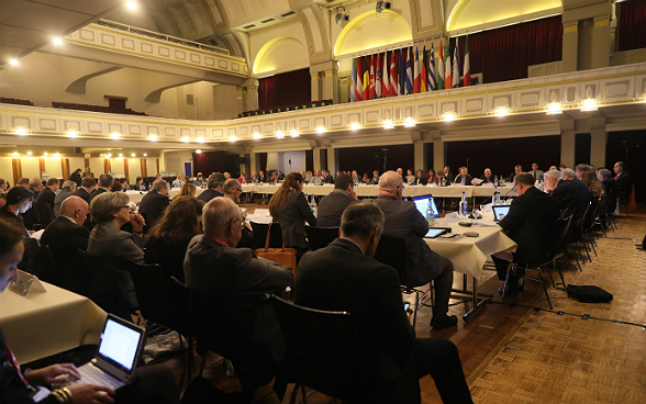 Delegati alla seconda riunione plenaria dell’IHRA in una sala.