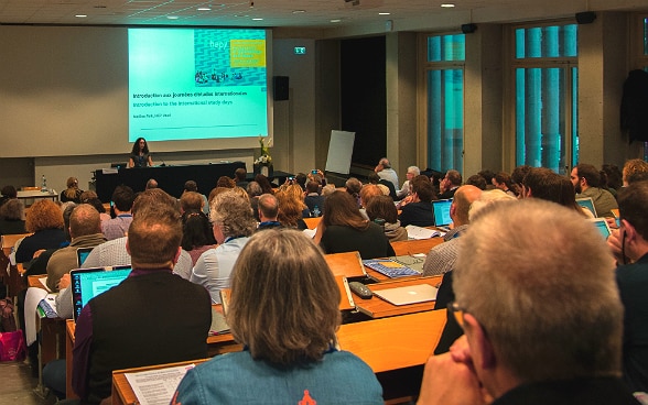 La conférence s'est concentrée sur des exemples tirés de la pratique et sur les expériences réalisées par les écoles dans les activités pédagogiques menées sur ce thème.