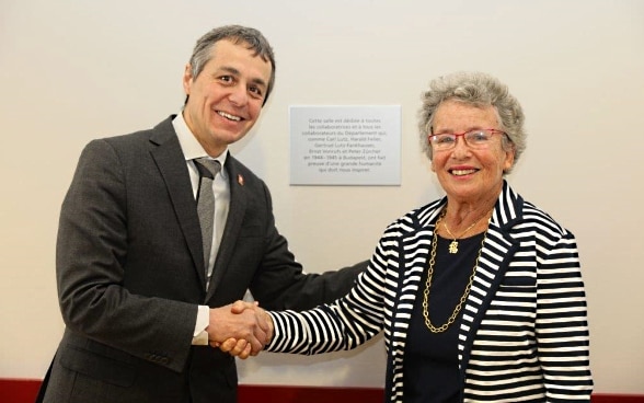 Federal Councillor Cassis shakes hands with Agnes Hirschi.