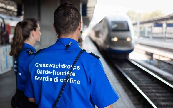 Contrôle par des gardes-frontière dans une gare